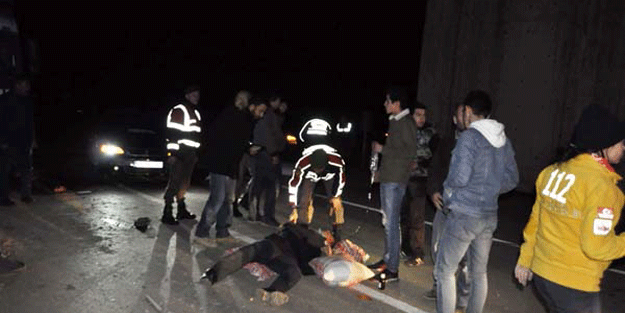 Dehşete düşüren olay! Kimse ne olduğunu anlayamadı… Yola savruldular