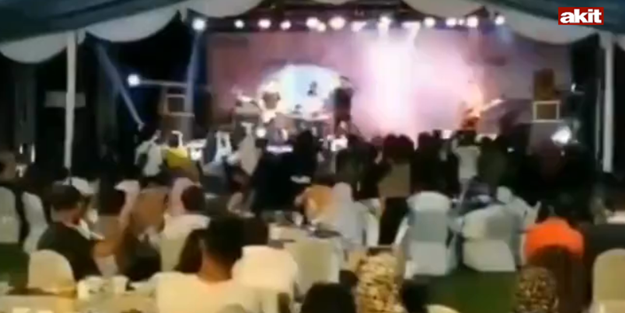 Tsunami konser alanını böyle yuttu!