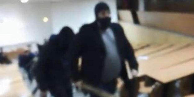 Fransa'da dekan öğrencileri sopayla böyle dövdürdü!