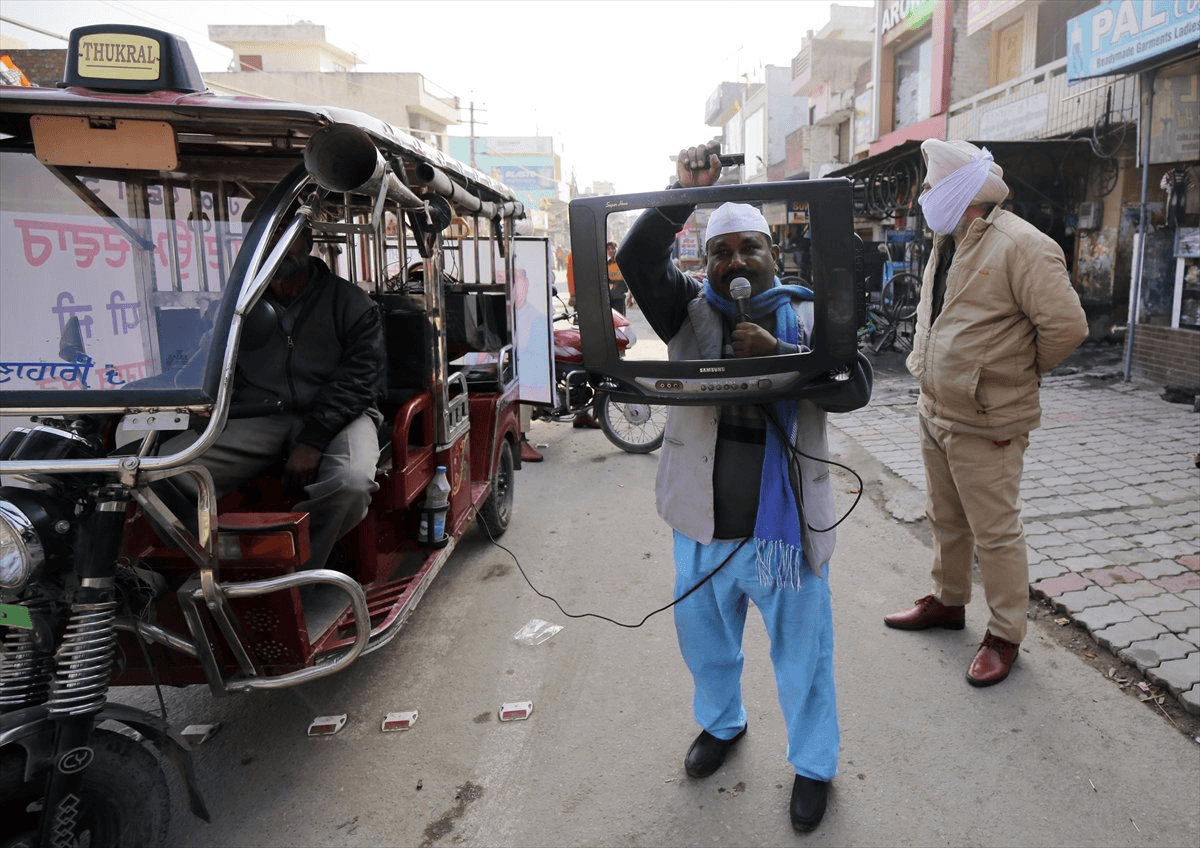Deli de değil komedyen de! Bakın bu adamın zoru ne