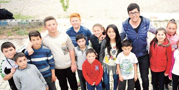'Deli Öğretmen' köy okulunu ve öğrencilerini bırakmıyor!