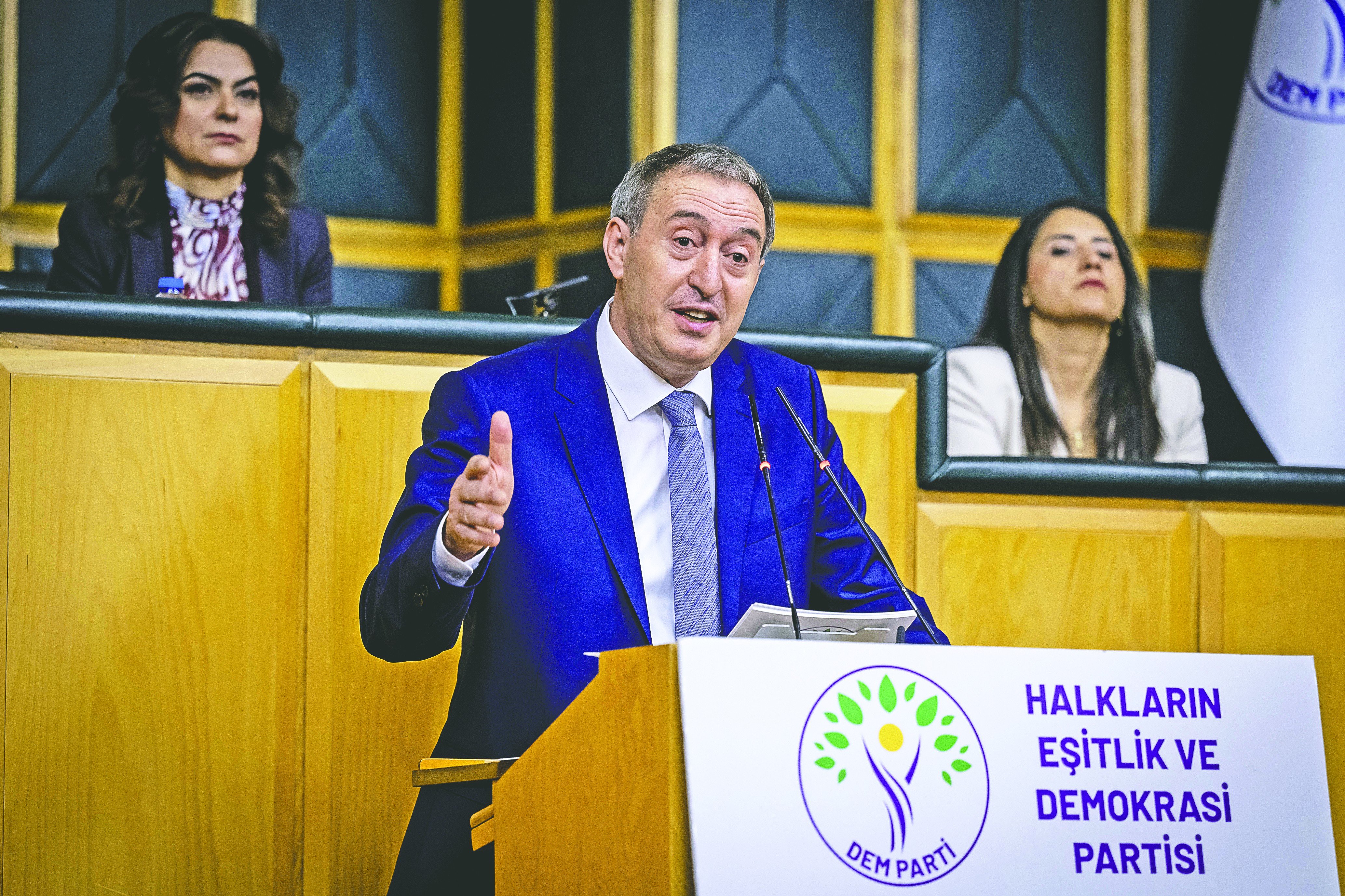 DEM Parti’den Özgür Özel’e ‘stockholm sendromu’ ayarı! Elinden kurtulduğumuz cellat CHP’dir