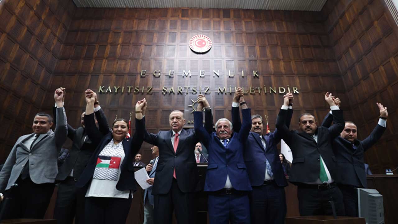 DEM Partili belediye başkanı AK Parti'ye katıldı! 8 Yeniden Refahlı isme Erdoğan rozet taktı