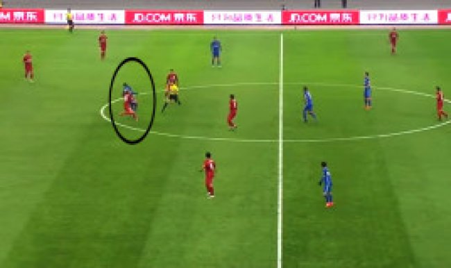 Demba Ba önce penaltı kaçırdı sonra hakemi devirdi