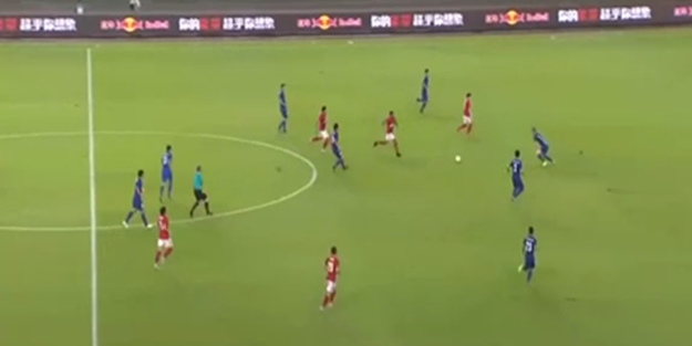 Demba Ba'dan rakibine inanılmaz tekme