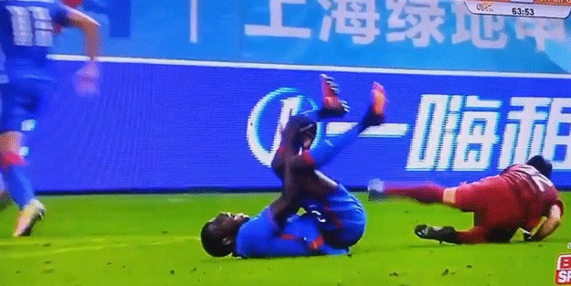 Demba Ba'nın ayağı kırıldı