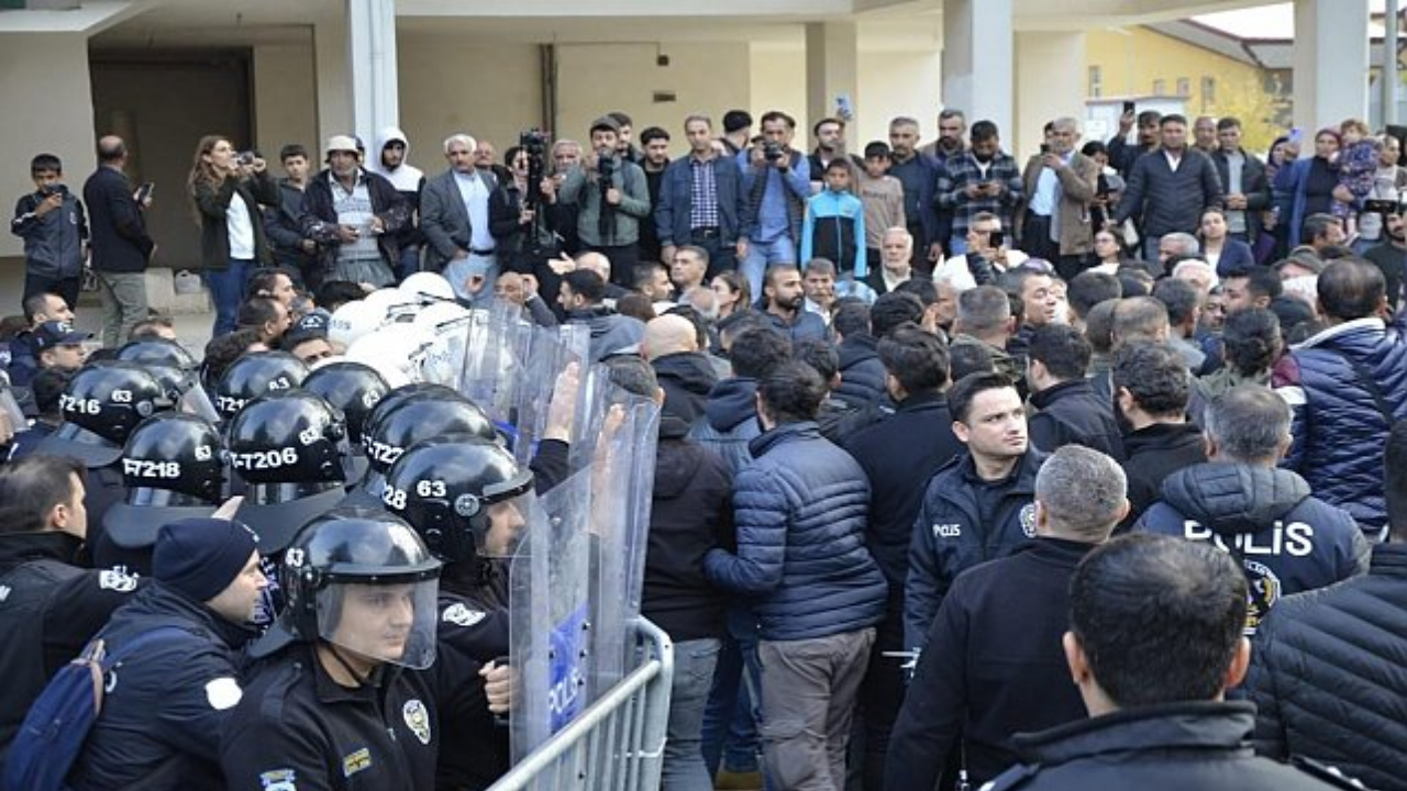 DEM’in çağrısıyla polise saldıran şehir eşkiyalarına gereği yapıldı!