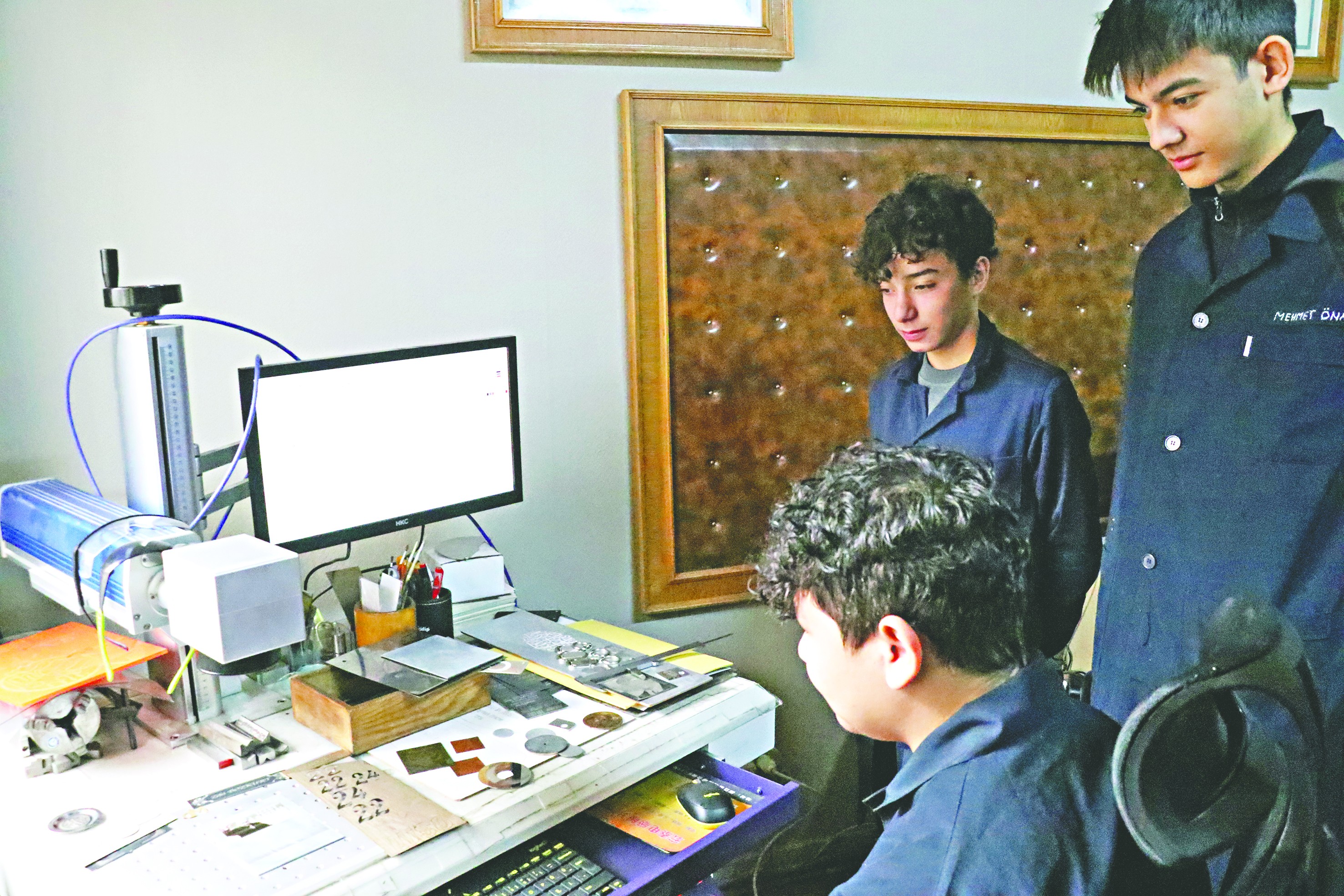 Demir atıklar öğrencilerin elinde sanata dönüşüyor