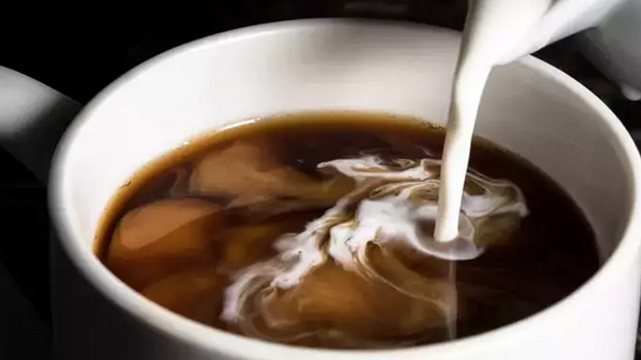 Demir depolarını boşaltıyor, kemik yoğunluğunu düşürüyor! Kahveyi sakın böyle içmeyin!