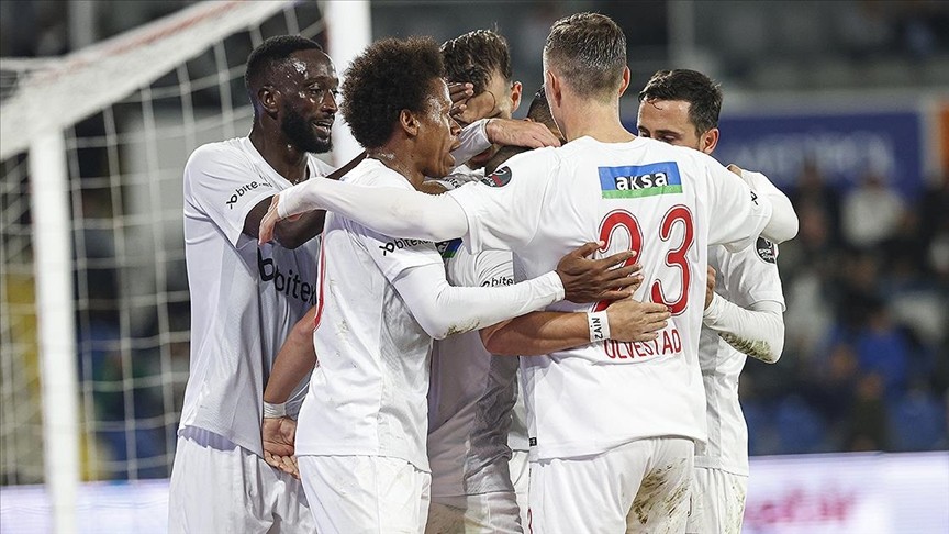 Demir Grup Sivasspor, deplasmanda Medipol Başakşehir'i 2-0 yendi