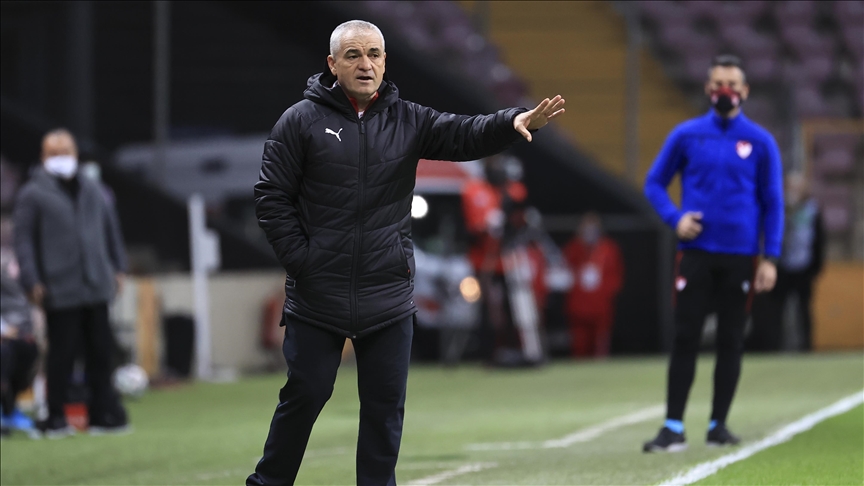 Demir Grup Sivasspor Teknik Direktörü Çalımbay: Galatasaray gibi bir takımdan deplasmanda puan aldığımız için memnunuz