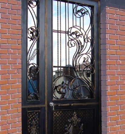 Demir kapı canından ediyordu: Akıma kapılan adam yaralandı