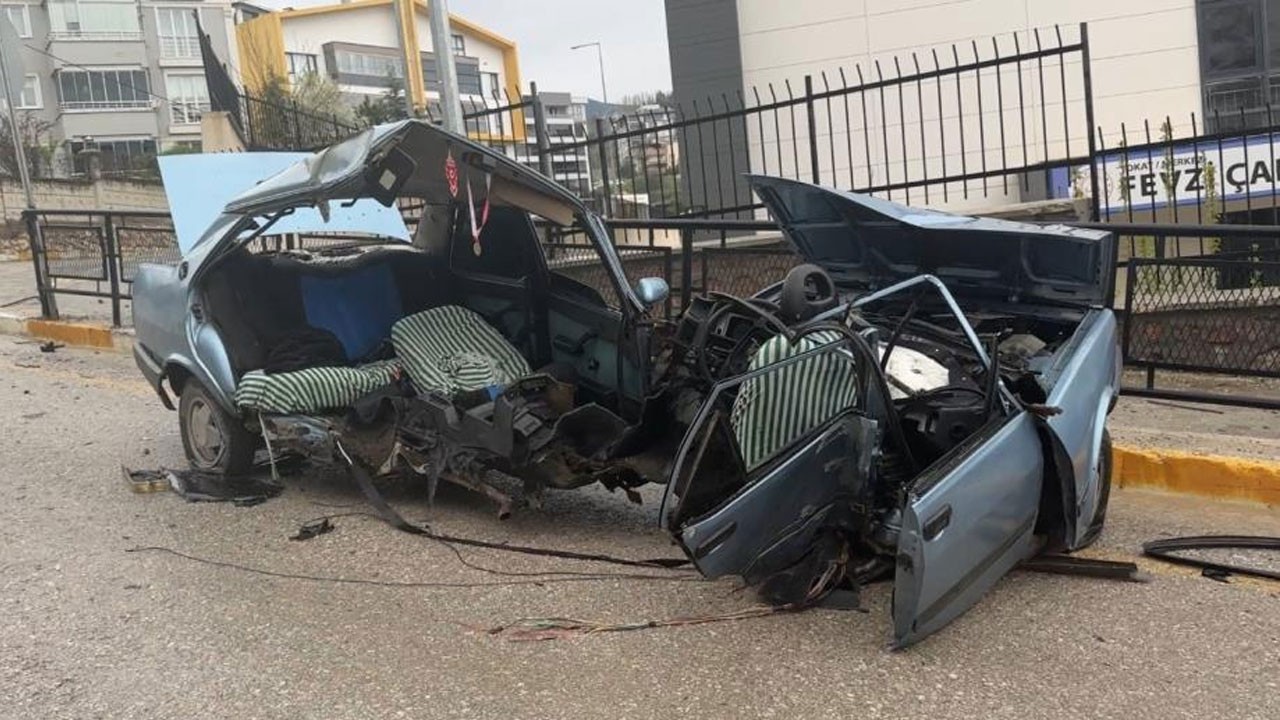 Demir korkuluğa çarpan Tofaş ikiye ayrıldı! O anlar kamerada