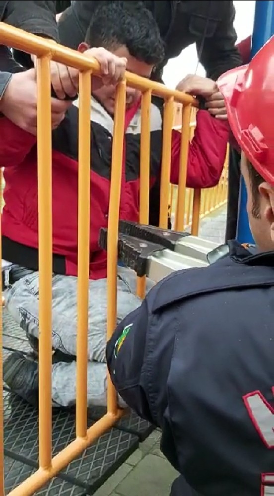 Demir korkuluğa sıkışan çocuğu itfaiye kurtardı 