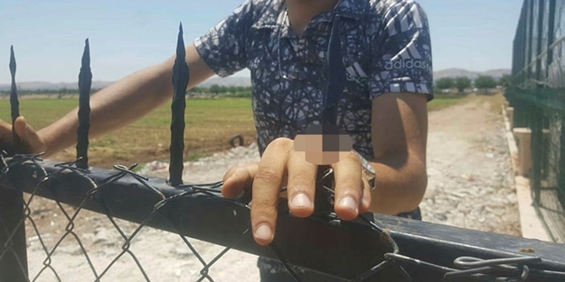Demir korkuluk eline ok gibi saplandı