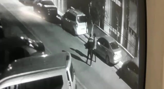Demir misketle aracın camını kırıp çantayı çaldılar 