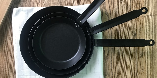 Demir tavalarda ne pişirilmez?