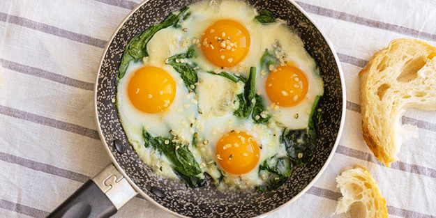 Demir ve protein şöleni tarif! Kahvaltılık ıspanaklı yumurta