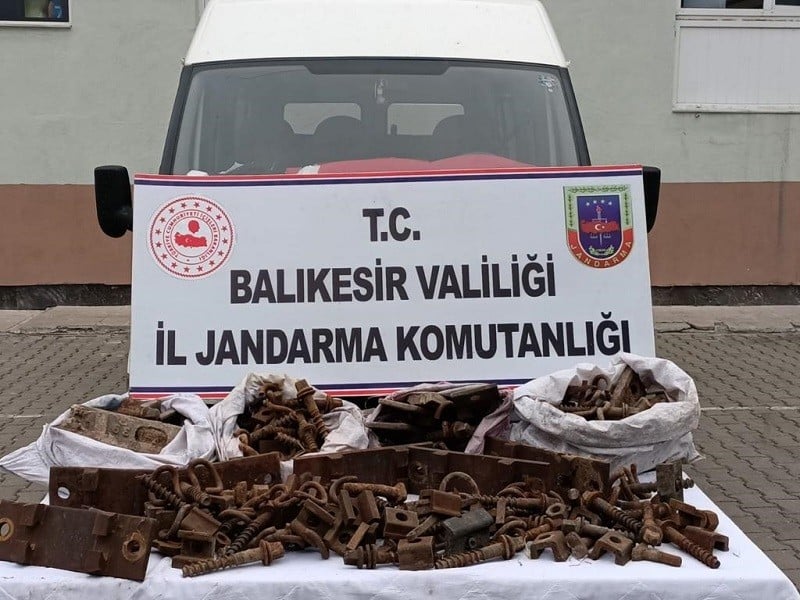 Demir yolu malzemelerini çalarken suç üstü yakalandılar 