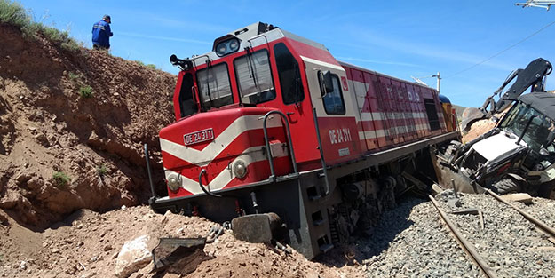 Demir yoluna giren iş makinesine tren çarptı