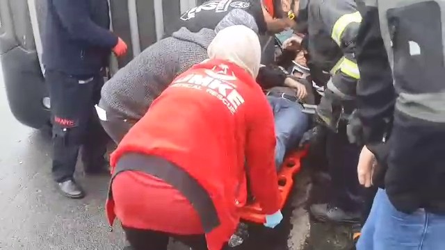 Demir yüklü tır devrildi, yaralı sürücüyü itfaiye kurtardı 