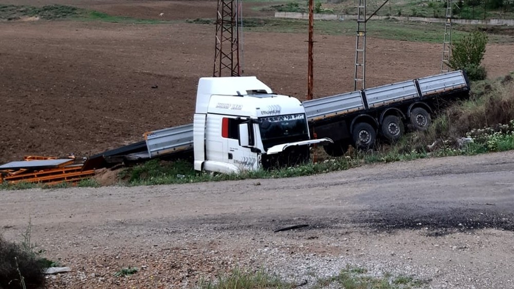 Demir yüklü tır şarampole devrildi: 1 yaralı 