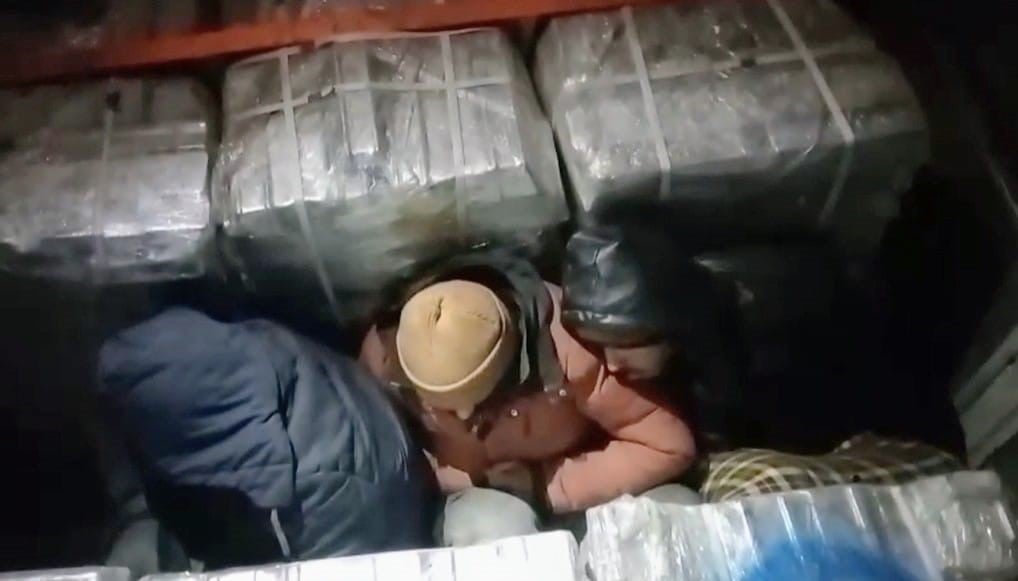 Demir yüklü TIR'dan 37 kaçak göçmen çıktı