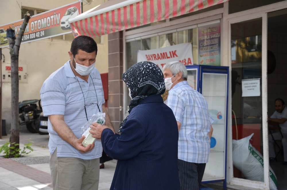 Demirci’de 65 yaş üstü vatandaşlara hijyen seti hediyesi 