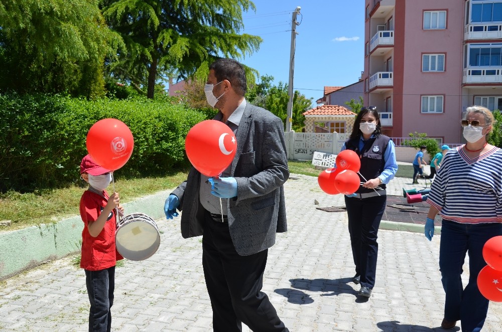 Demirci’de çocuklara ay yıldızlı balon ve maske 