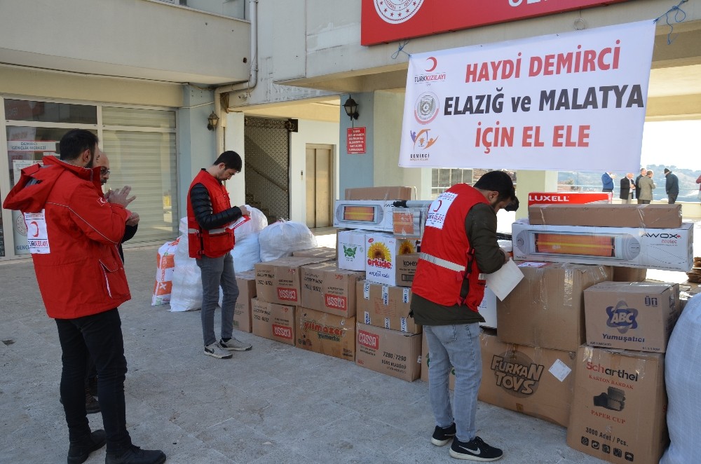 Demirci’den Elazığ ve Malatya’ya 1 kamyon yardım gönderildi 