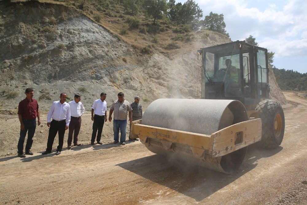 Demirci’nin mahallelerin yol yapım çalışması 