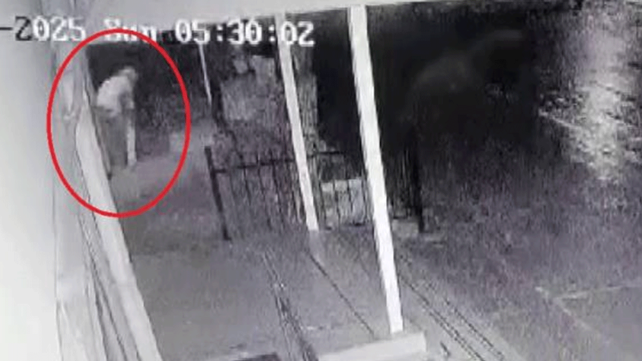 Demirciye kilo ile mi satacaklar? M. Kemal büstü kaşla göz arasında yok oldu