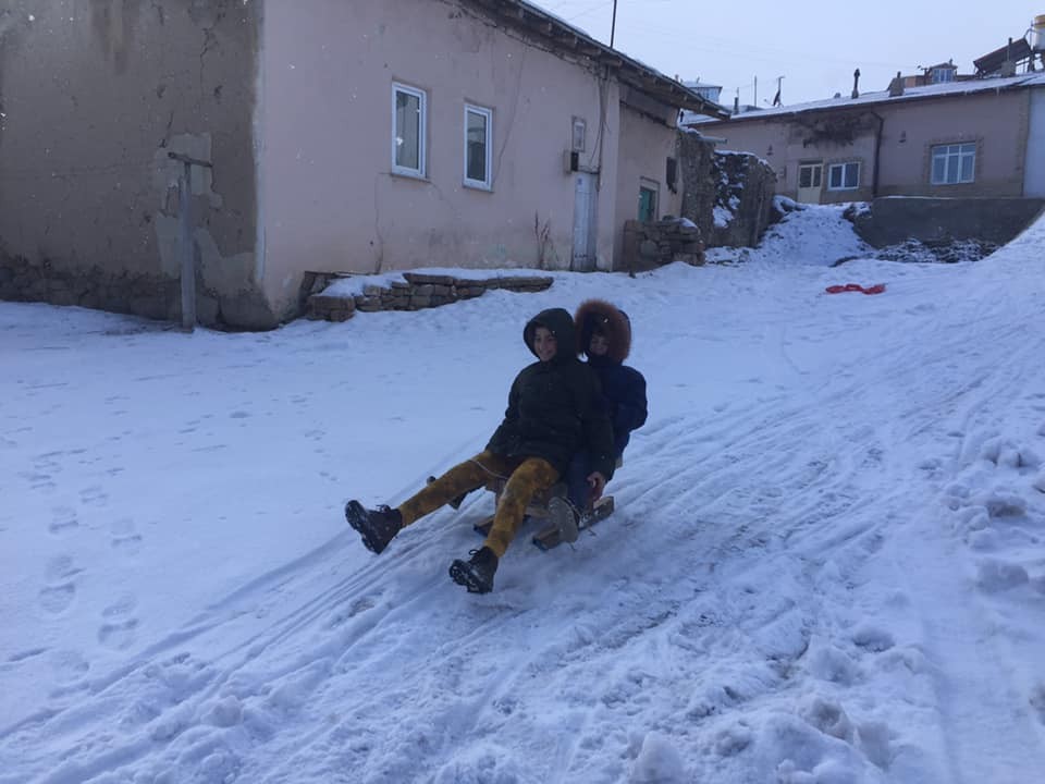 Demirözü’nde çocukların kızak keyfi 