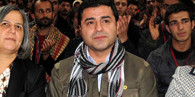 Demirtaş dilinin altındaki baklayı çıkardı
