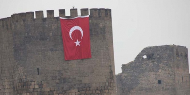 Demirtaş Türk bayrağını hazmedemedi