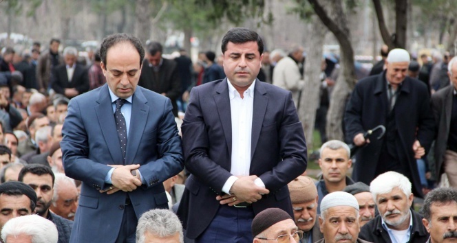 Demirtaş ve 2 bin HDP’li parkta cuma namazı kıldı