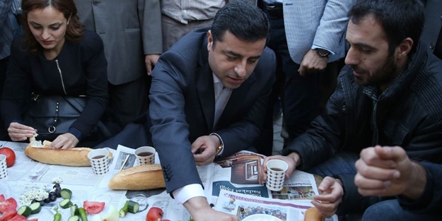 Demirtaş Zaman gazetesinin üstünde yemek yedi