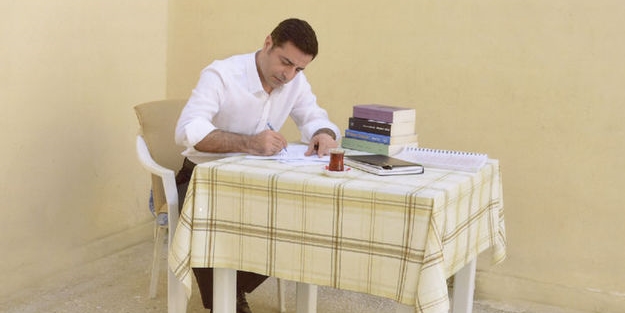 Demirtaş’ın kitabını daha basılmadan ödüle aday gösterdiler!