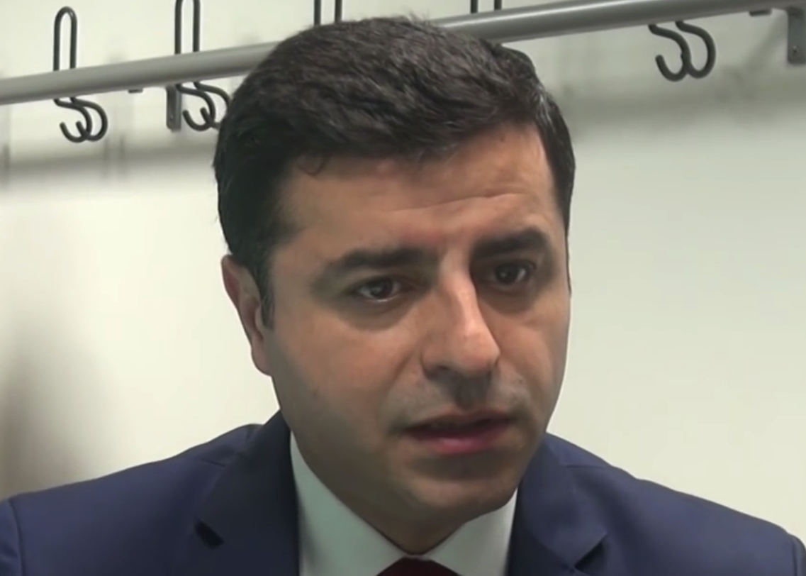 Demirtaş'ın uyurken bir tarafı açıkta mı kaldı? Yav bi git Allah aşkına