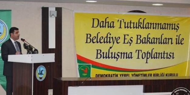 Demirtaş'ın yanına asılan skandal pankart!