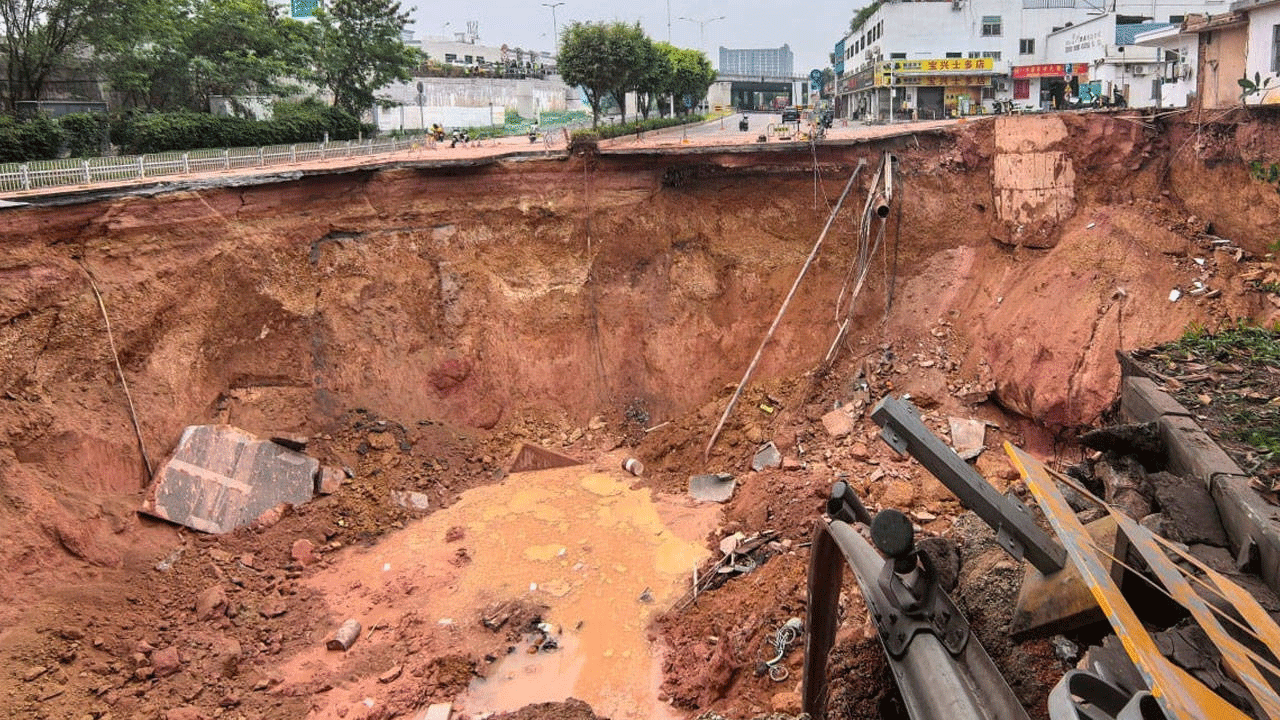 Demiryolu inşaatı çöktü: 13 işçiden haber alınamıyor!