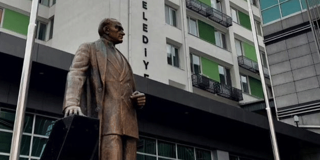 DEM’lenenler sanki onlar değildi! CHP’ye geçen belediyede ilk icraat heykel