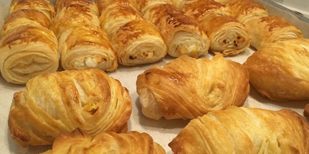 Demli bir çayın yanına yakışan çıtır börek! Yapımı 20 dakikanızı alacak