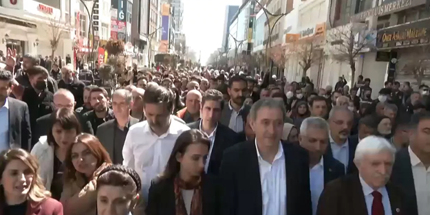 DEM'liler Van'da DEM'lenemedi! Provokatörlere polis engeli