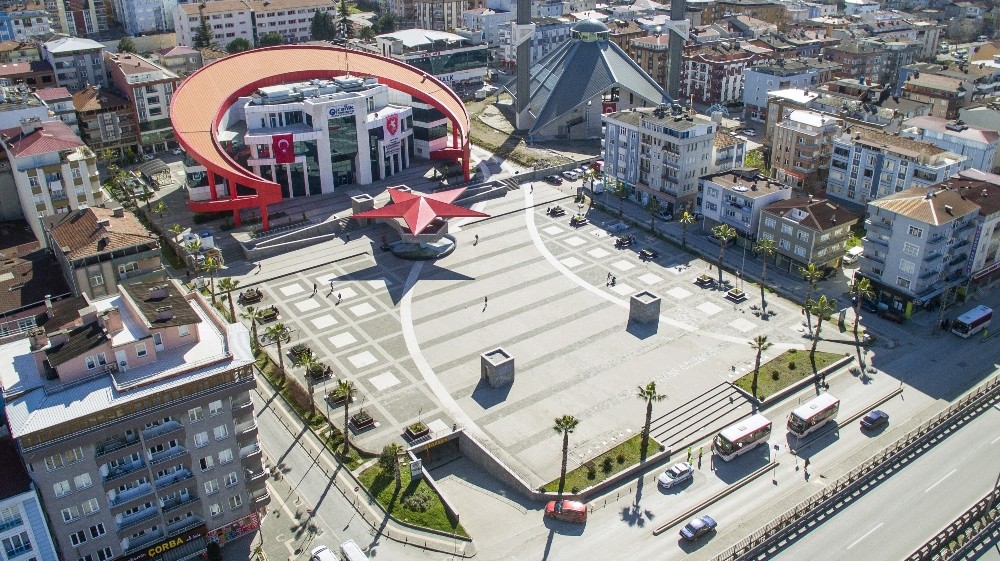 Demokrasi Meydanı’nda ilk cuma namazı 