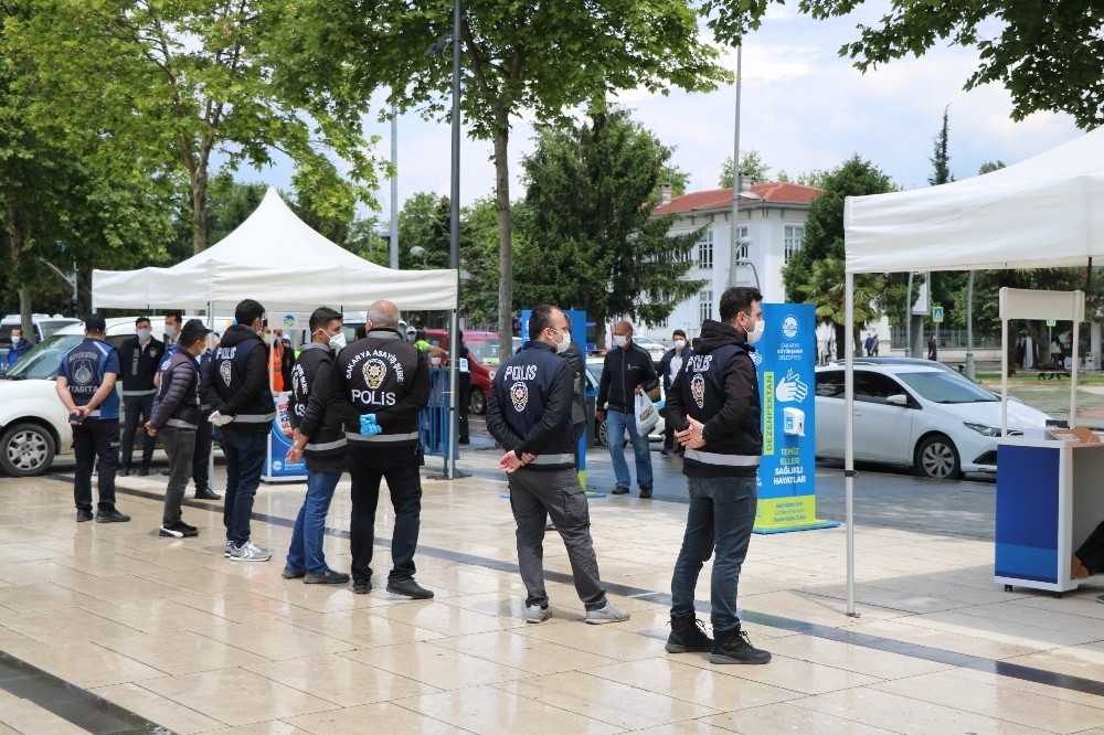 Demokrasi meydanında ilk Cuma namazı kılındı 