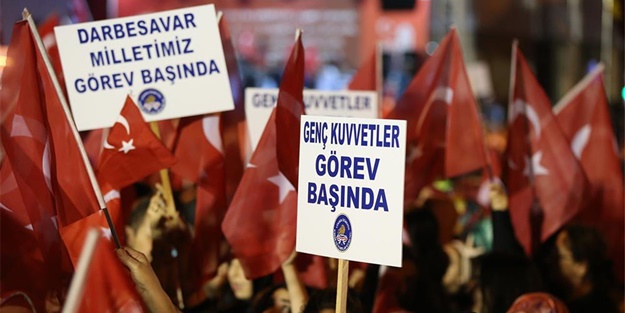 Demokrasi nöbetinde dikkat çeken pankartlar