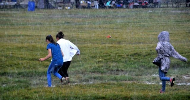Demokrasi Şöleni’nde dolu yağdı, yayla beyaza büründü