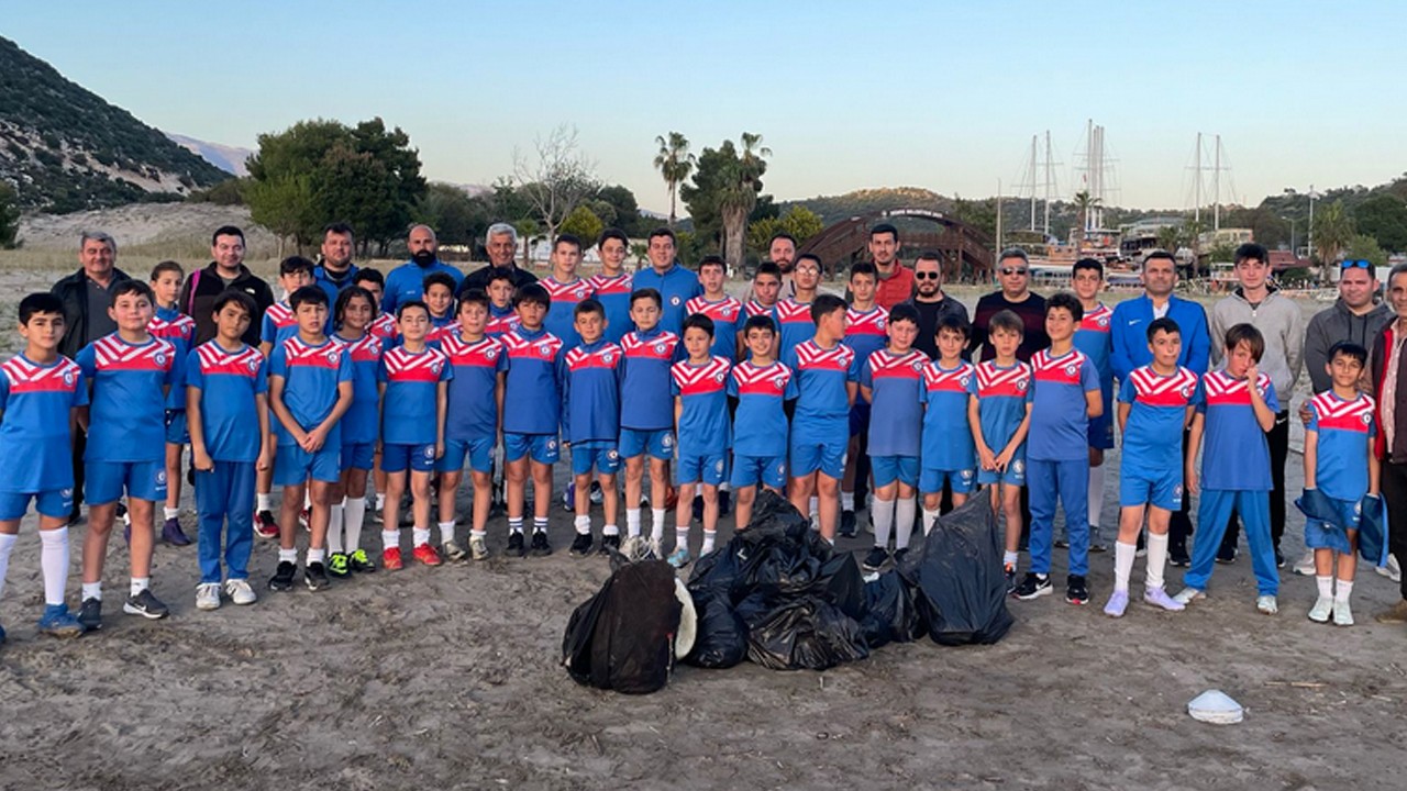 Demre Futbol Akademisi’nden anlamlı etkinlik: Minik sporcular Çayağzı Plajı’nı temizledi
