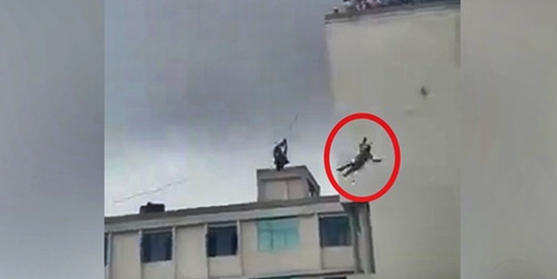 Dengesini kaybeden kız metrelerce yüksekten yere düştü!